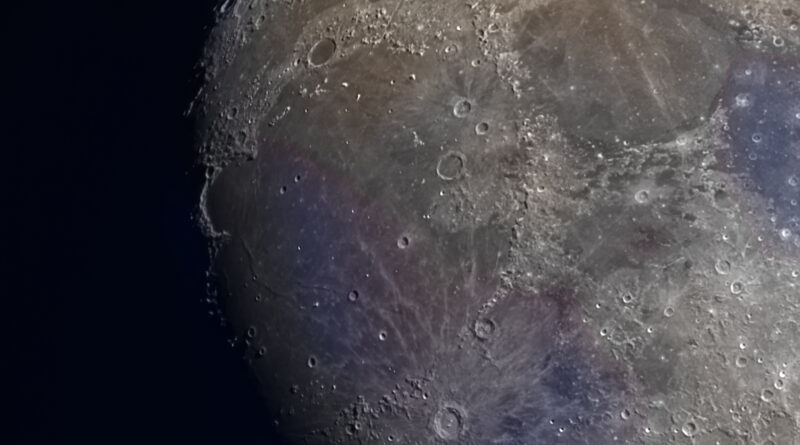 Lluna gibosa creixent al 80%