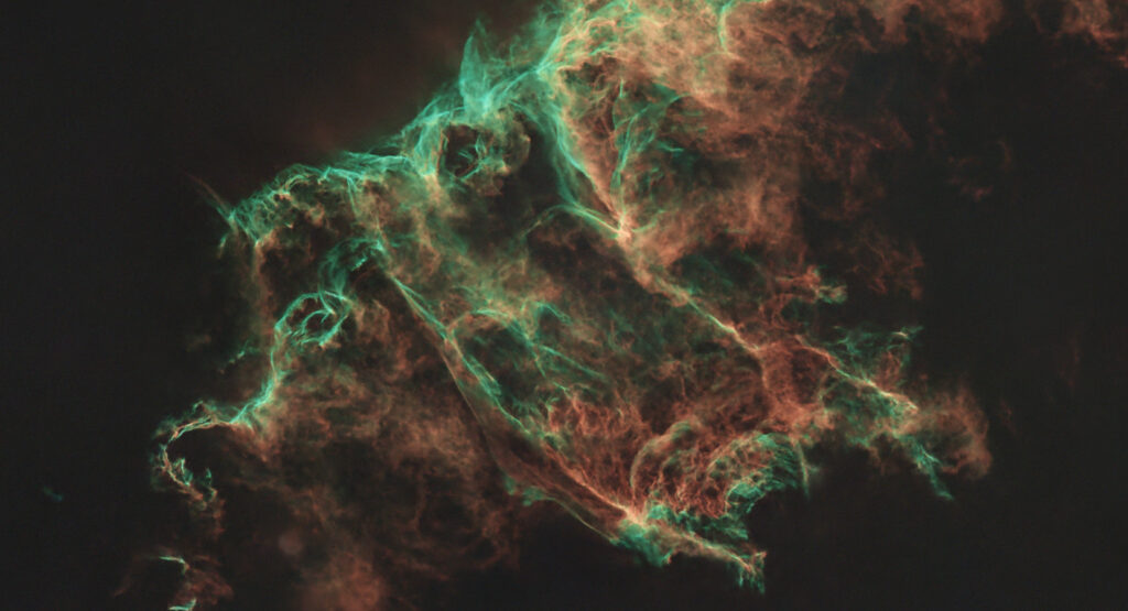 Filaments d’hidrogen i oxigen entrellaçats a NGC 6992